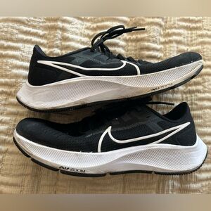 Women’s size 9 Nike air zoom sneakers